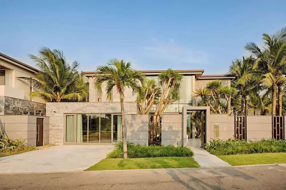 Oceanfront Elegance: 7-br Villa in Luxury Resort - Дананг