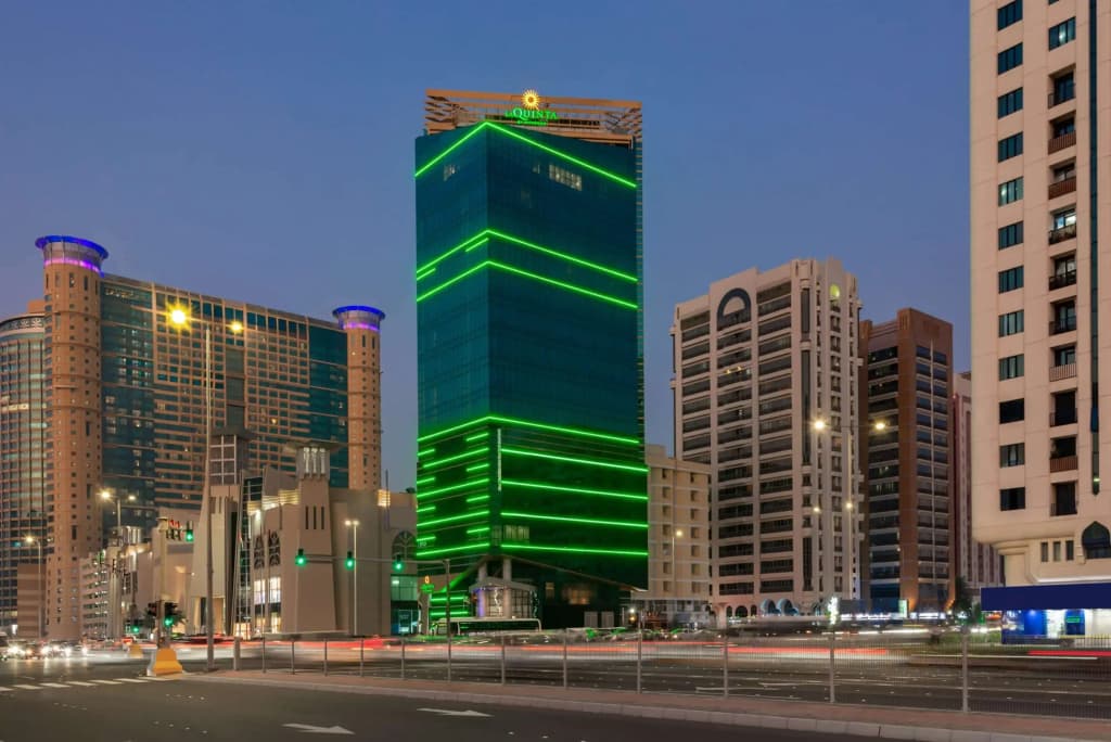 Отель La Quinta by Wyndham Abu Dhabi Al Wahda - Абу-Даби