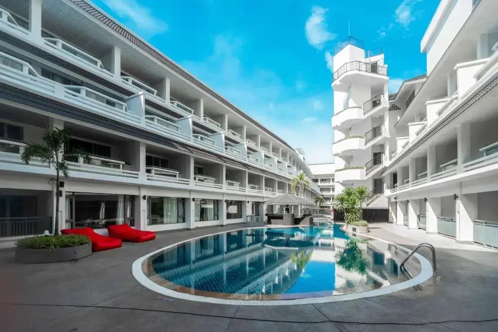 Отель Radisson RED Phuket Patong Beach - Патонг