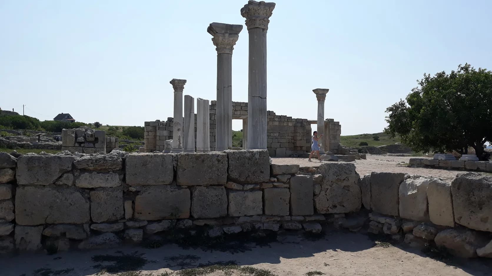 Мраморные колонны античной базилики Херсонеса Таврического в Севастополе на фоне светлого неба