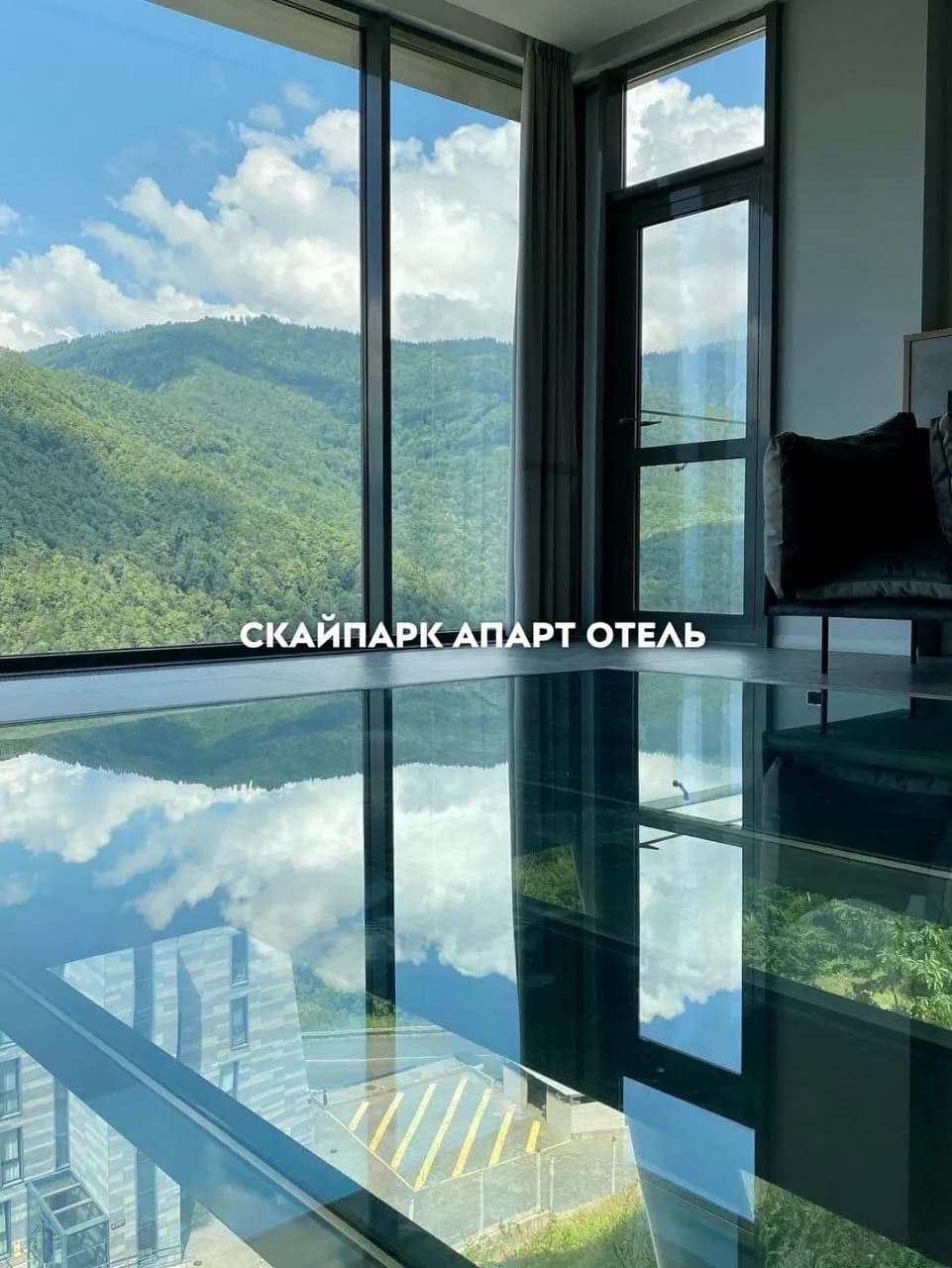 Скайпарк Апарт Отель в Сочи: панорамное окно во всю стену с видом на зелёные горные хребты