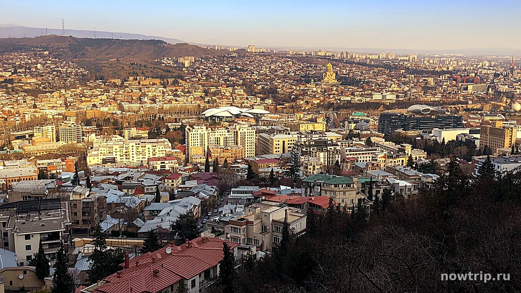 Панорама Тбилиси с горы Мтацминда: город в долине Куры, проспект Руставели и холмы вокруг
