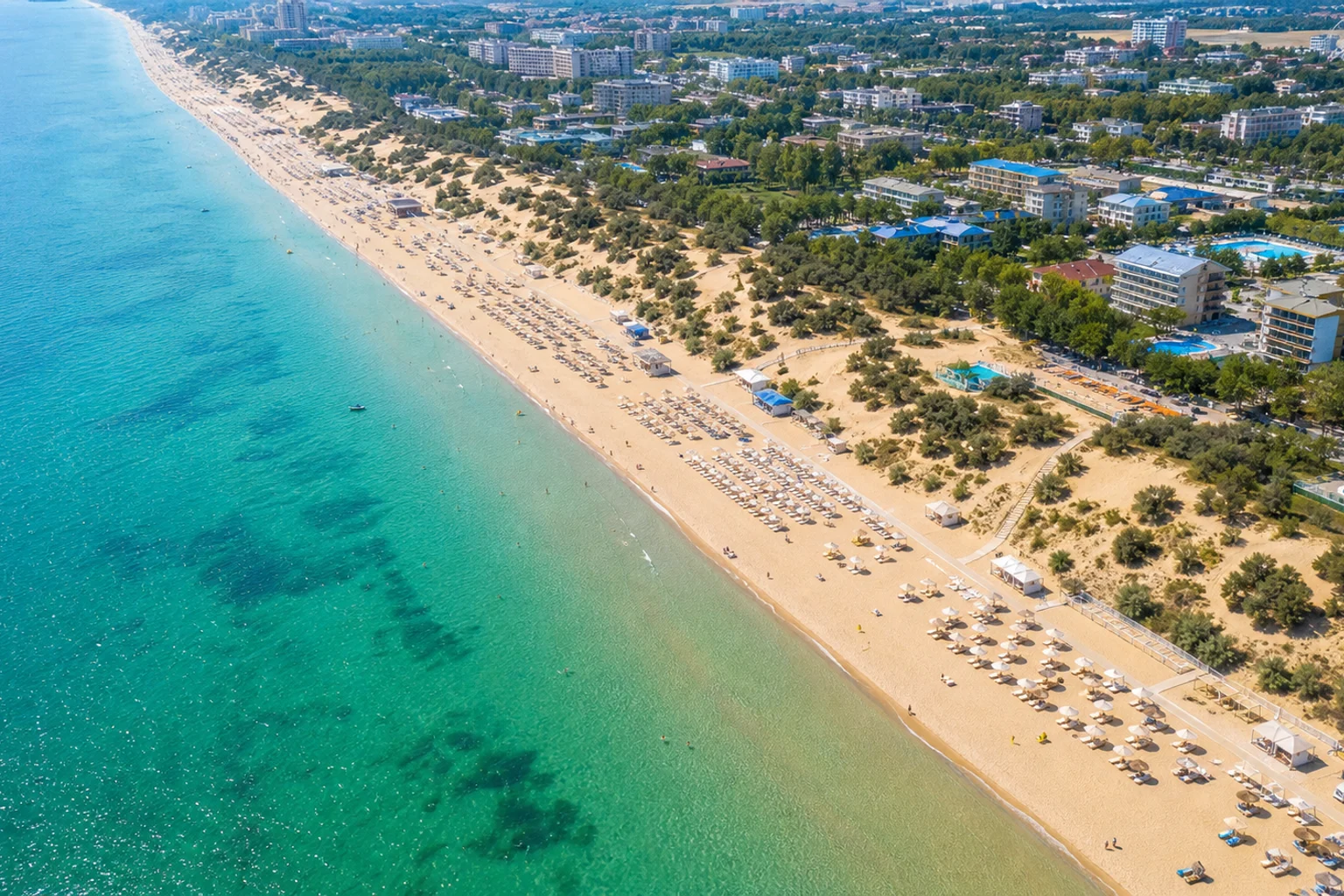 Панорама Анапы с высоты: широкий песчаный пляж Пионерского проспекта и мелкое море