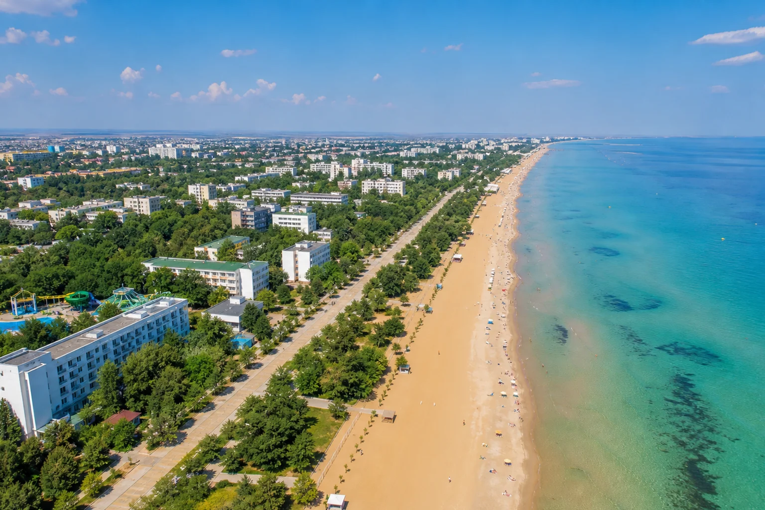 Курортная линия Евпатории с высоты: длинные песчаные пляжи и мелкое море вдоль берега